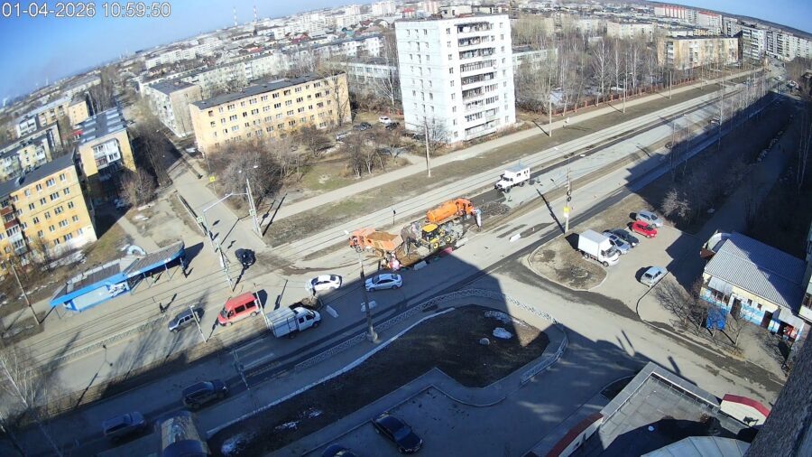 На месте провала работают коммунальщики / Скрин с камеры "Сети Тагила"