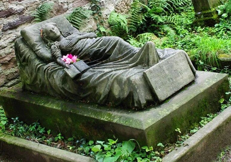 Кто оставляет цветы на могиле Кэролайн Вальтер уже полтора века