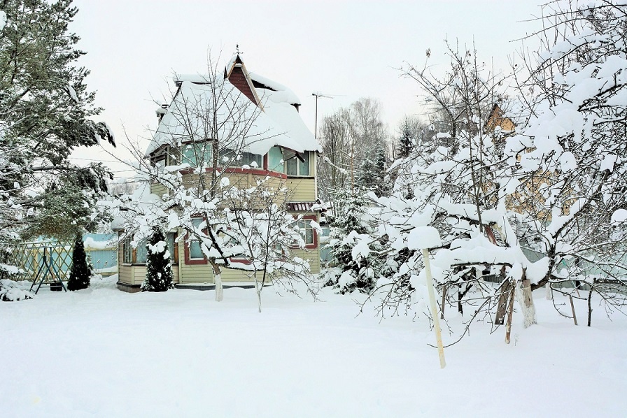 В зимний период не на каждую дачу можно попасть, а даже если есть желание, нужно вооружиться лопатой и активно поработать. Источник фото: photocentra.ru