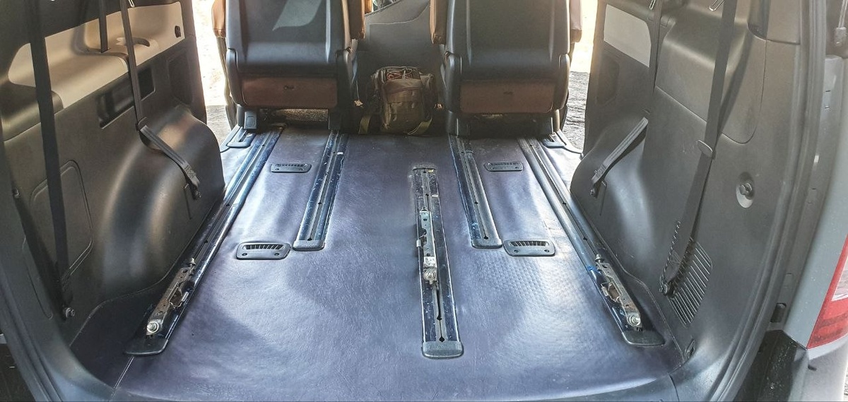 В Hyundai Grand Starex пол ровный