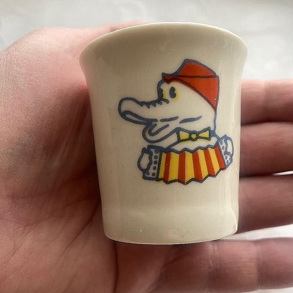 Очень редкая стопка для водки ,выпущенная Горьковским заводом 'Орбита'в 1970-80 г.фарфор, деколь.