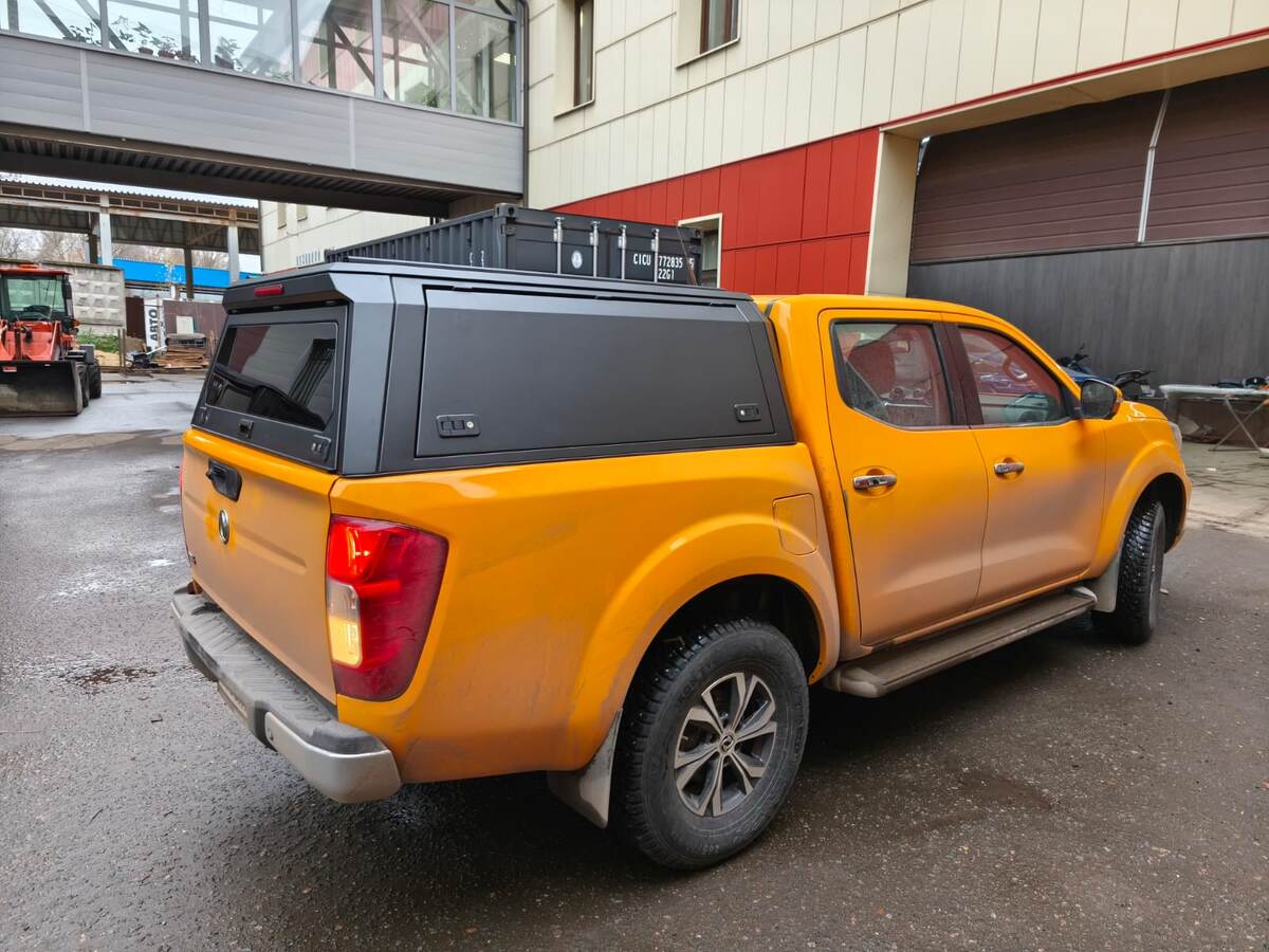 С этого ракурса хорошо видно, как кунг вписался в кузов пикапа