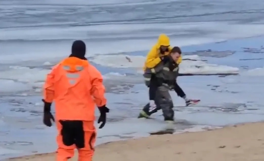    В Карелии ребёнка спасли с льдины, которую уносило в Белое море© Госкомитет по безопасности Карелии