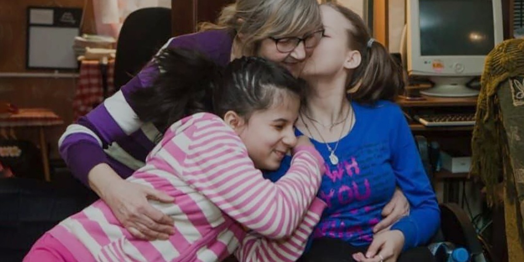 «Привели девочку: куртка короткая, ручки торчат — я заплакала». У Ирины четверо родных и четверо приемных детей