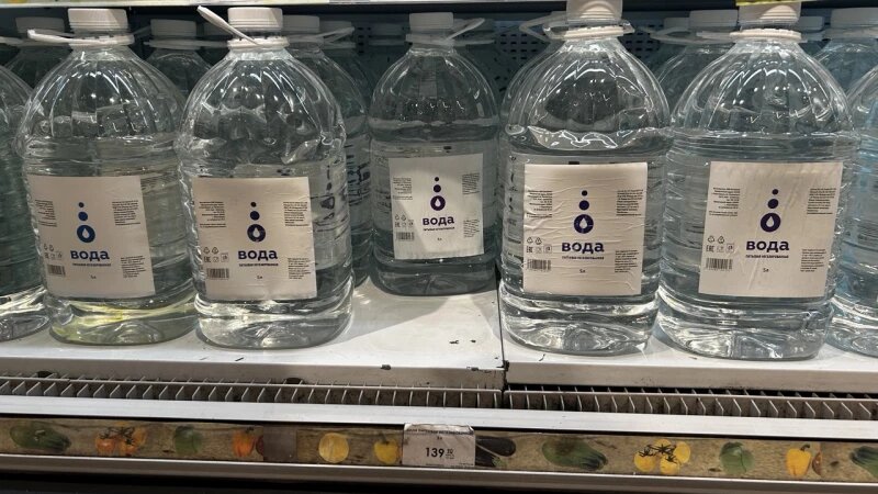     Бутылки с водой. Кристина Тарасова