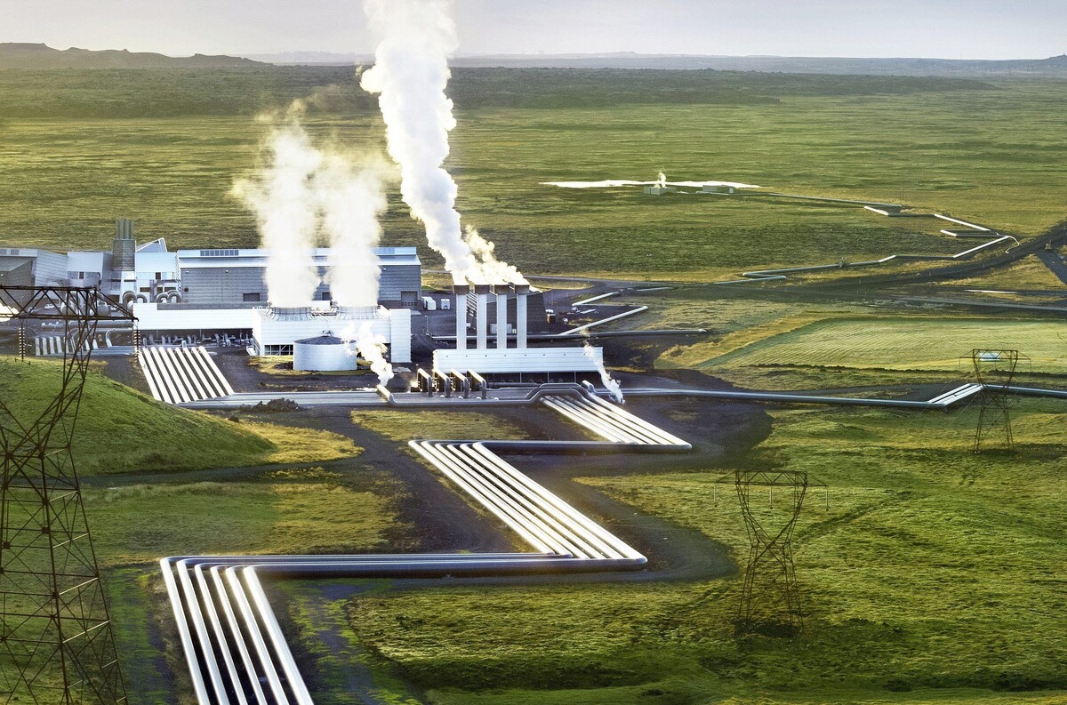 Геотермальная электростанция в Исландии. Находится на линии прохождении Срединно-Атлантического хребта, возле Тингведлира и вулкана Хейнгидль. Установленная электрическая мощность - 120 МВт. Также станция вырабатывает 300 МВт тепловой энергии, которая в виде горячей воды подаётся в Рейкьявик.