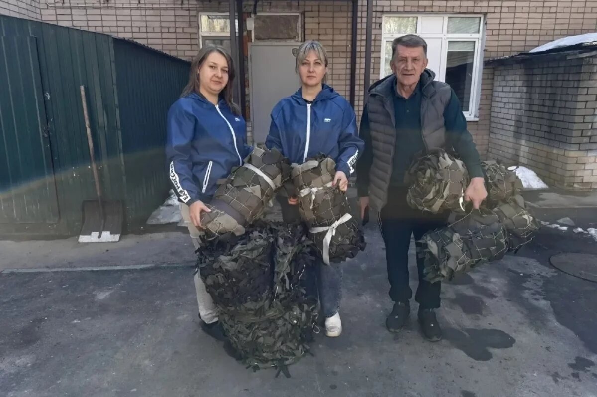    Активисты передали маскировочные сети для отправки бойцам
