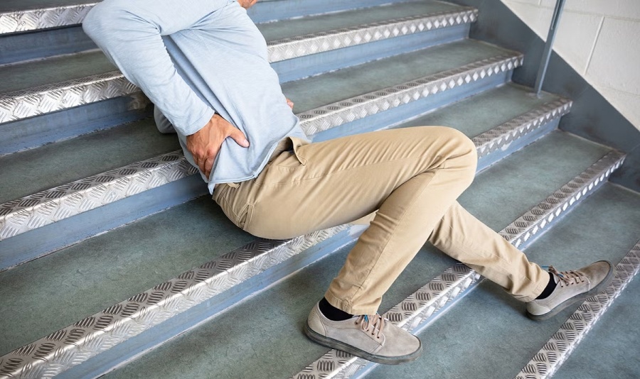     Споткнулся, упал, очнулся – гипс: можно ли возместить вред за полученную на улице травму