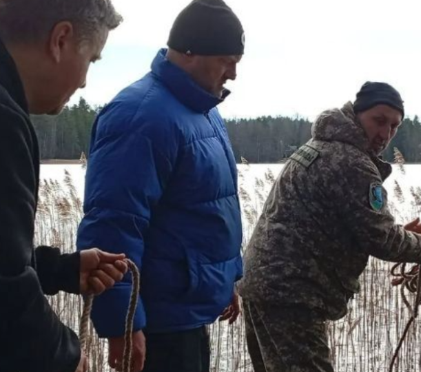 Инспекторы заказника вытащили из озера рыбака