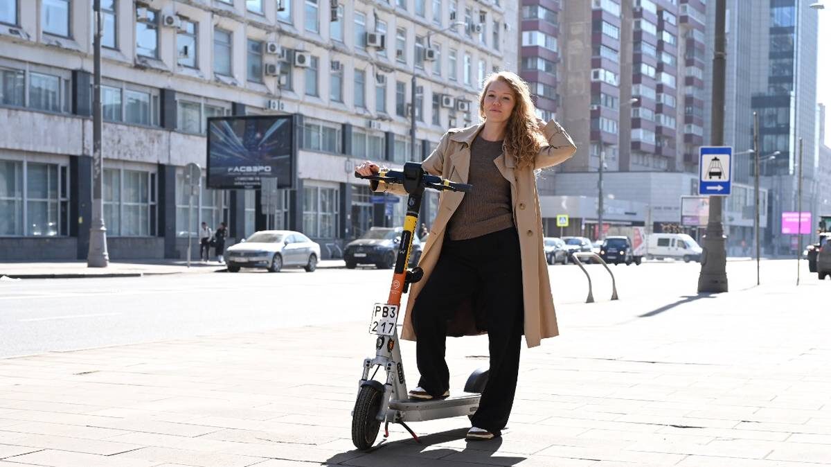    Сотрудница пиар-службы сервиса проката электросамокатов Анастасия Шевченко накануне старта сезона оценила готовность инфраструктуры к безопасным поездкам и протестировала технологию аренды по СМС / Фото: Анатолий Цымбалюк / Вечерняя Москва