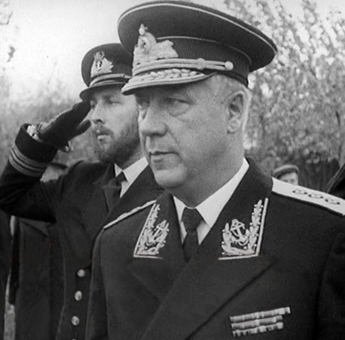 Байков Иван Иванович - адмирал. С января 1961 по декабрь 1971 года командир Ленинградской военно-морской базы - старший морской начальник в Ленинграде. В компании с членом Президиума ВС СССР, первым секретарем Ленинградского обкома КПСС Толстиковым, по-русски «культурно» отдыхая, на военном корабле прокатился в Финляндию. Финская сторона задержала и возвратила их вместе с кораблем Советскому правительству. Адмирала «ушли» на пенсию На фото встреча английского отряда кораблей. Ленинград, 1955