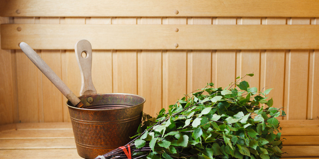 Как правильно запаривать веник в бане? Секреты душистого пара 🌿🧖‍♂️🔥