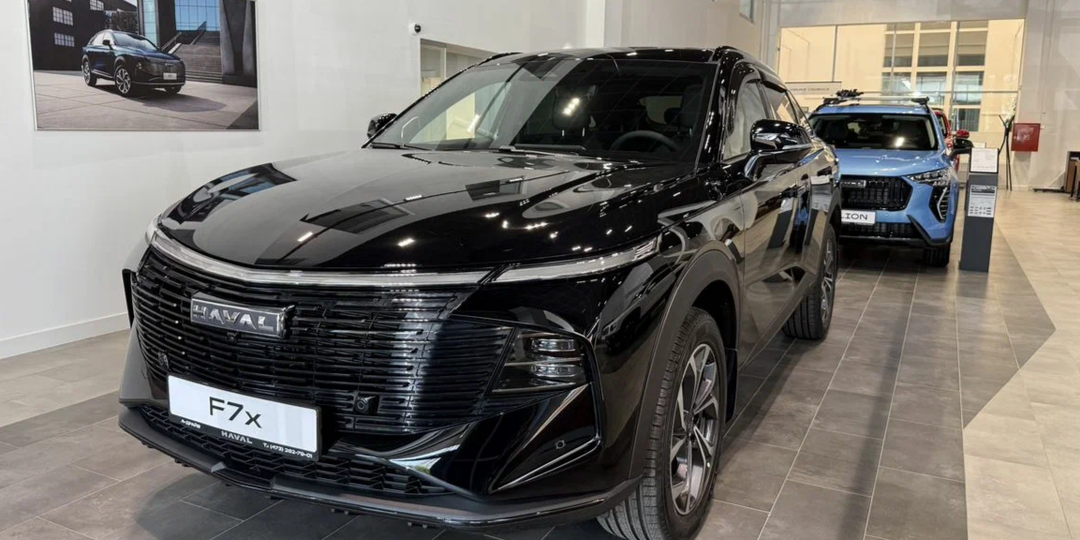 Заехал к дилеру Haval. За сколько мне предложили купить кроссовер Haval F7X? Какие скидки есть? Есть ли скидки на машины 25 года?
