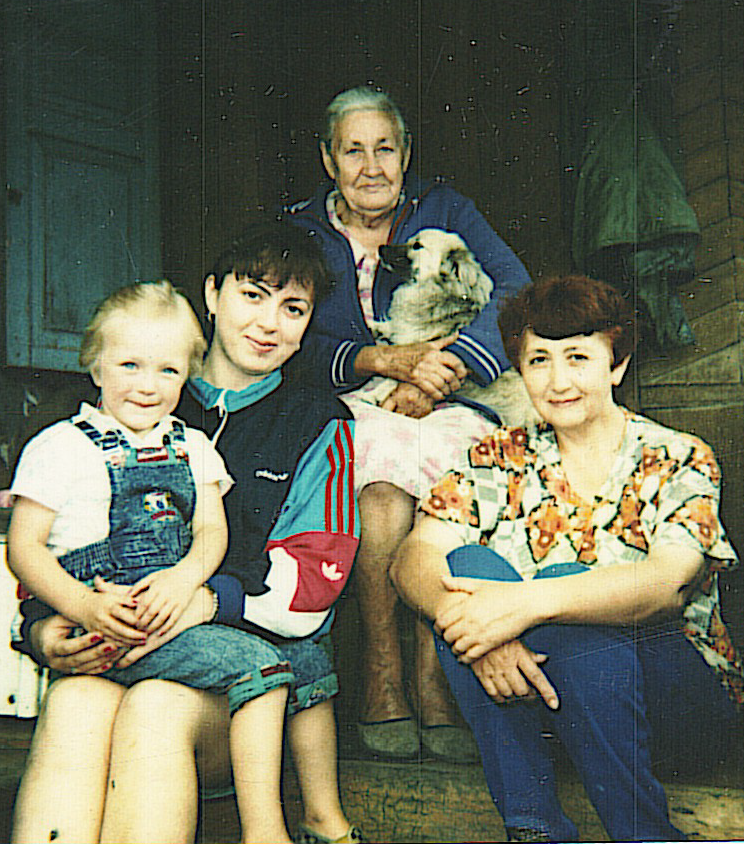 Четыре поколения девочек дружной семьи: Зоя, Лиля, Лена, Таня.