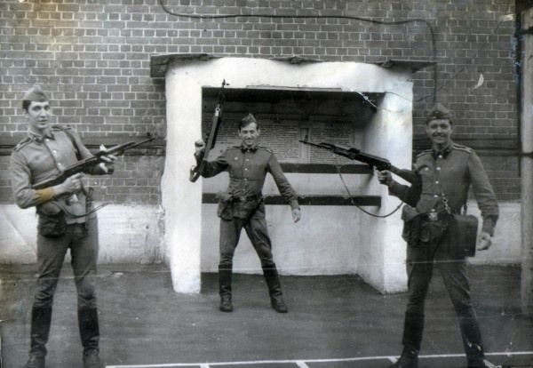 Обычно автомат не наводят друг на друга...