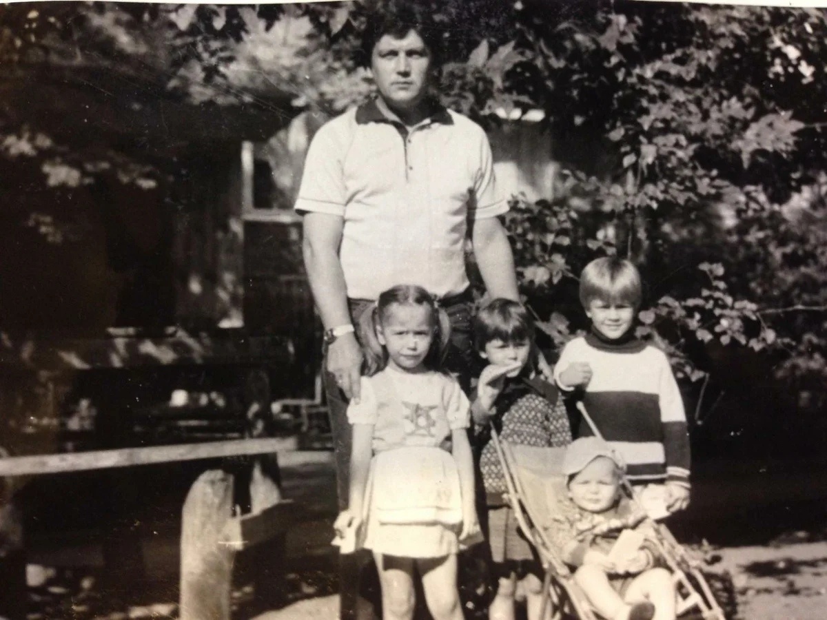 Папа, я с куском хлеба, мои братья и соседка Александра