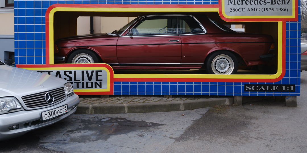 Петербуржец в память о погибшем друге построил «игрушечную коробку» для своих настоящих машин