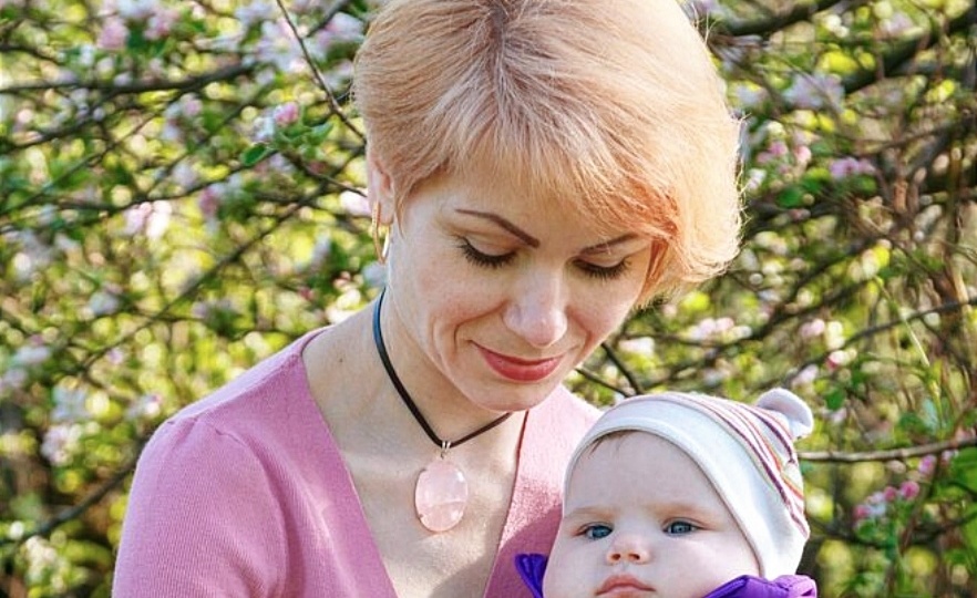 — Радоваться? Он в школу пойдет, а ты на пенсию, — негодовала мать. — Не стыдно?