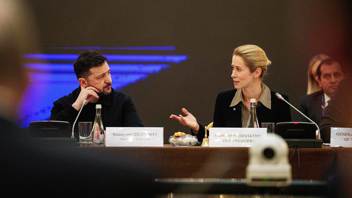   Evgeniy Maloletka / AP- Президент Украины Владимир Зеленский и Верховный представитель Европейского союза по иностранным делам и политике безопасности Кая Каллас выступают во время неформального заседания Совета ЕС по иностранным делам в Киеве, Украина, 31 марта 2026 года