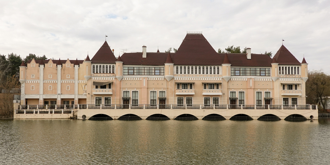 Заброшенный частный замок на ВДНХ. Как он там оказался и кому принадлежит