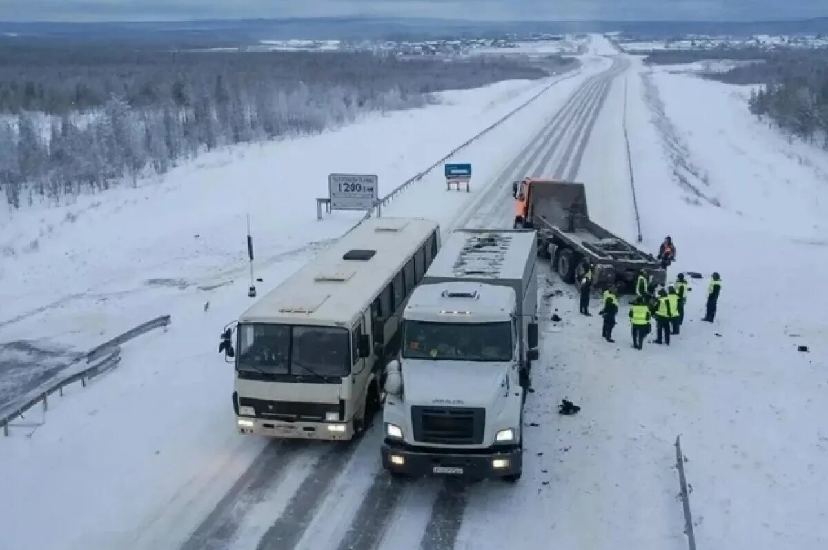    После ДТП с автобусом и грузовиком в Якутии есть риск разлива топлива