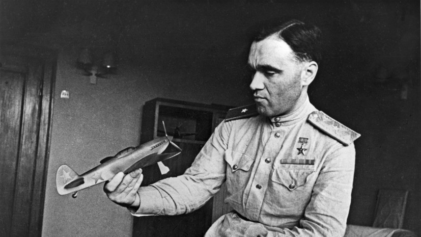     Советский авиаконструктор Александр Яковлев родился 1 апреля (19 марта по старому стилю) 1906 года в Москве в семье служащего и домохозяйки. С детства он проявлял интерес к технике, занимался авиамоделированием в школьном кружке РИА Новости