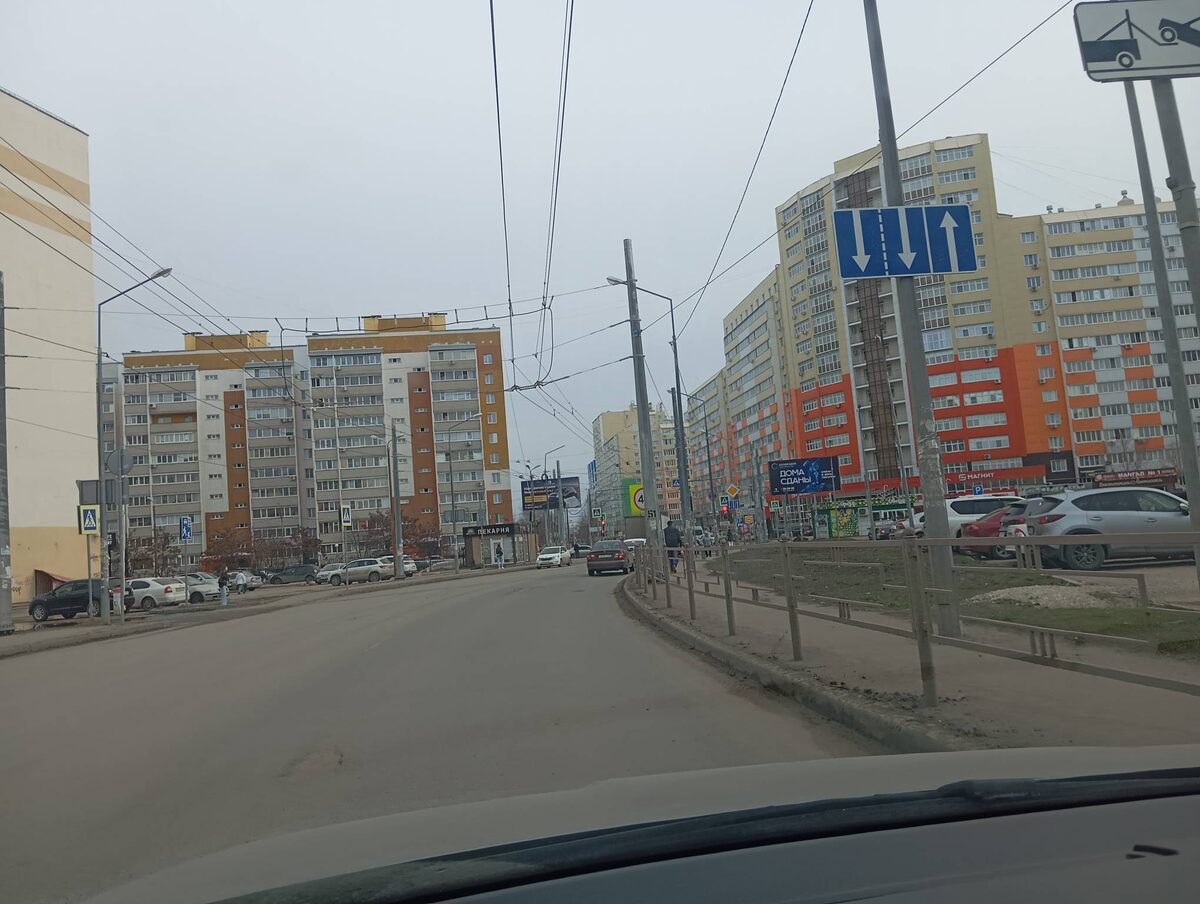 Обратите внимание, разметки нет, но знак висит, для многих он информационный знак и не запрещает обгон, но если приглядется на нём тоже обозначена разметка.
