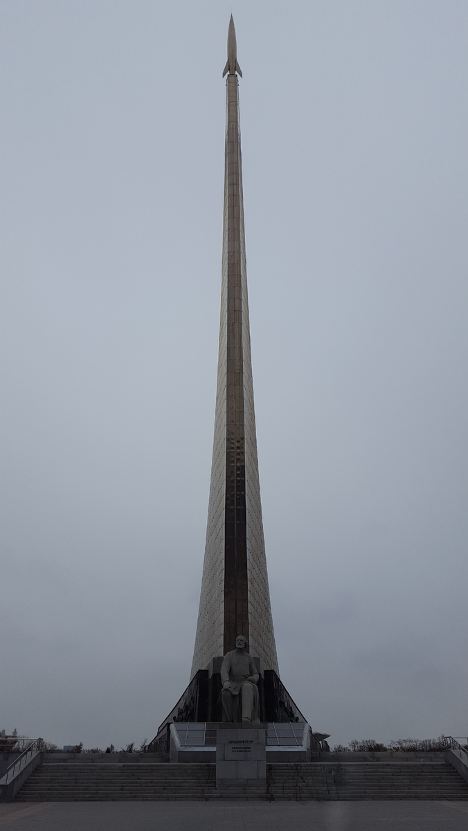 Циалковский К.Э. у подножья обелиска