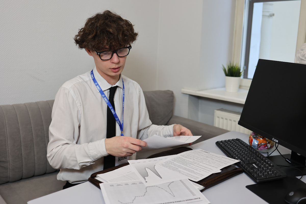 Сотрудник ЭВО за работой: идёт анализ данных