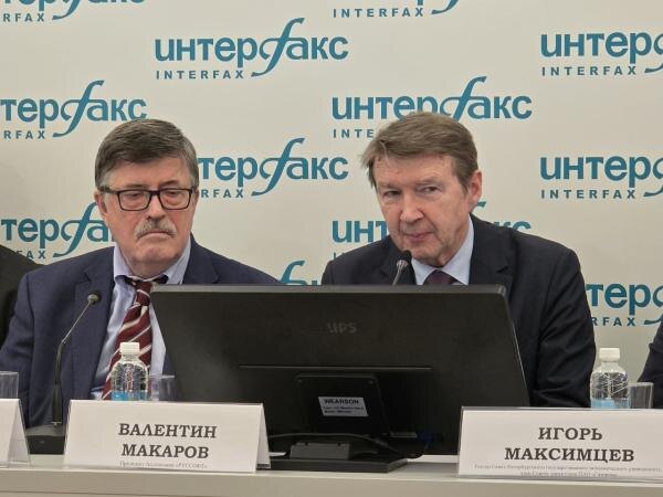 Сле­ва нап­ра­во: спе­циаль­ный пред­ста­витель гу­бер­на­тора Санкт-Пе­тер­бур­га Ни­колай Кон­стан­ти­нов и пре­зидент ас­со­циа­ции Рус­софт Ва­лен­тин Ма­каров.