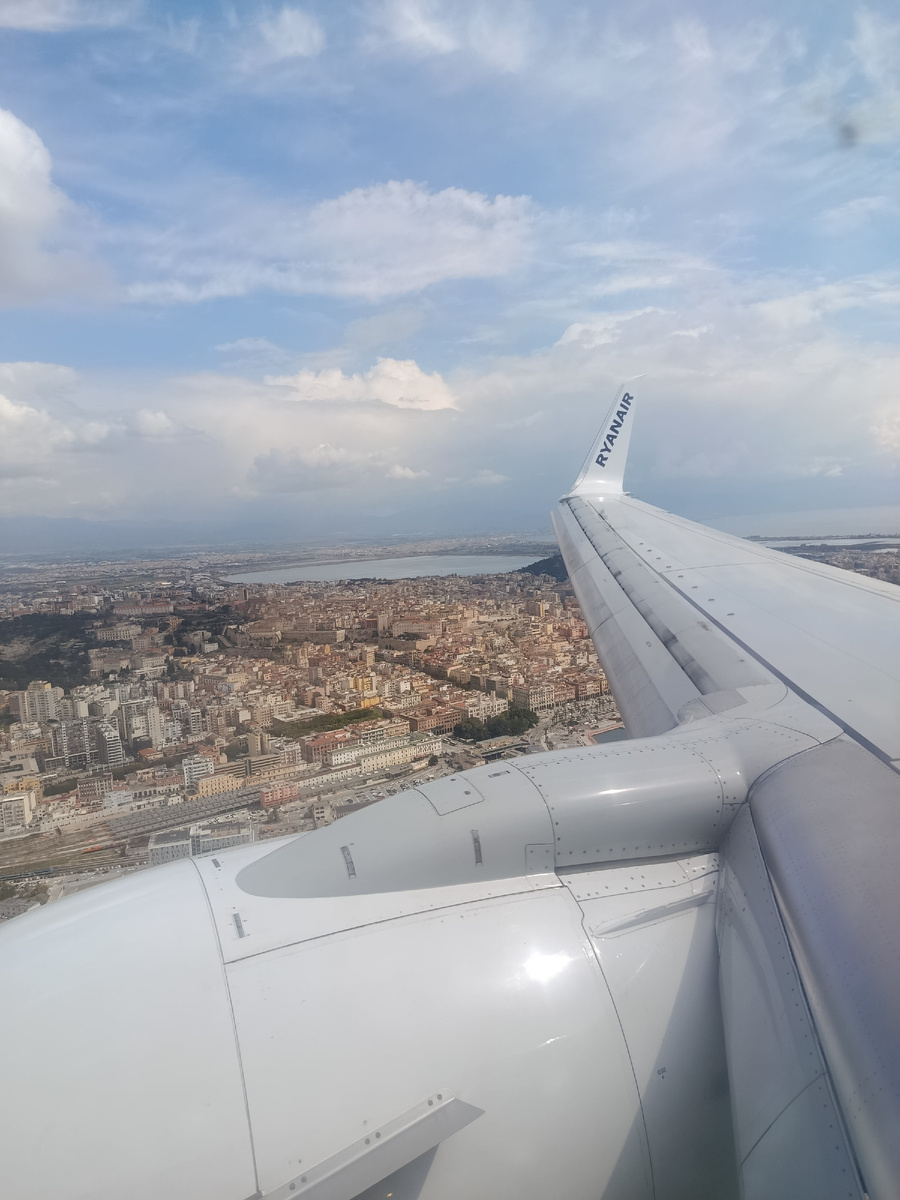 Вид на исторический центр Кальяри из самолета