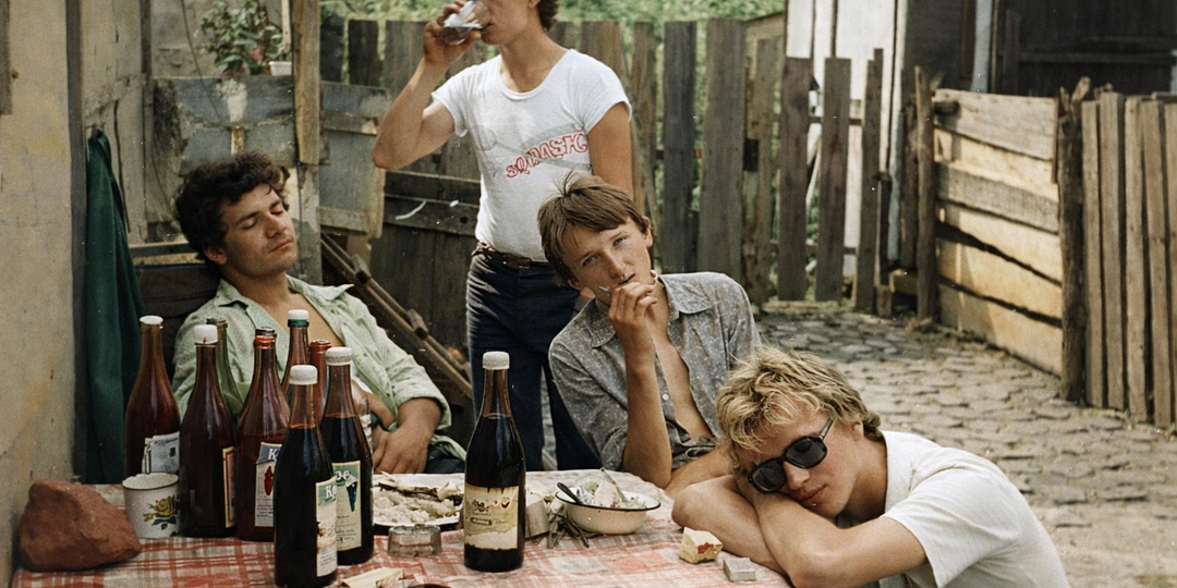 Что реально пили в деревнях СССР вместо водки: ассортимент сельской глубинки