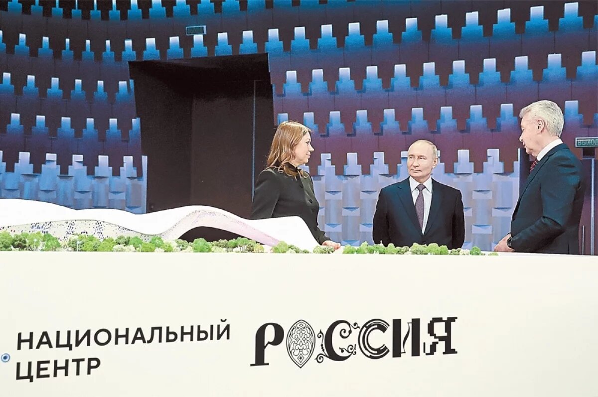    Владимир Путин, Сергей Собянин и Наталья Виртуозова у макета здания: по замыслу архитекторов его линии напомнят нам летящий покров или снежные просторы
