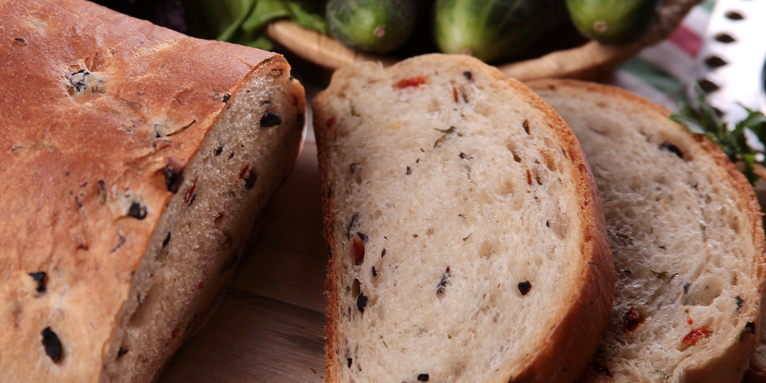 Хлеб с оливками, базиликом и кусочками сушеной паприки