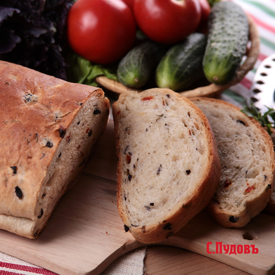 Хлеб с оливками, базиликом и кусочками сушеной паприки