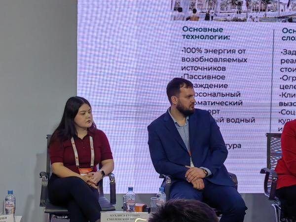 Фо­рум "Ум­ный го­род и бе­зопас­ная сре­да". На фо­то: про­дук­то­вый ме­нед­жер ООО "Смо­лен­ский Проект Пом­ним" Мух­ли­са Гу­щина и пред­се­датель Фе­дераль­ной ко­мис­сии по ри­туаль­ным ус­лу­гам ООО МСП "Опо­ра Рос­сии" Вла­димир Ксе­нофон­тов (фо­то ComNews)