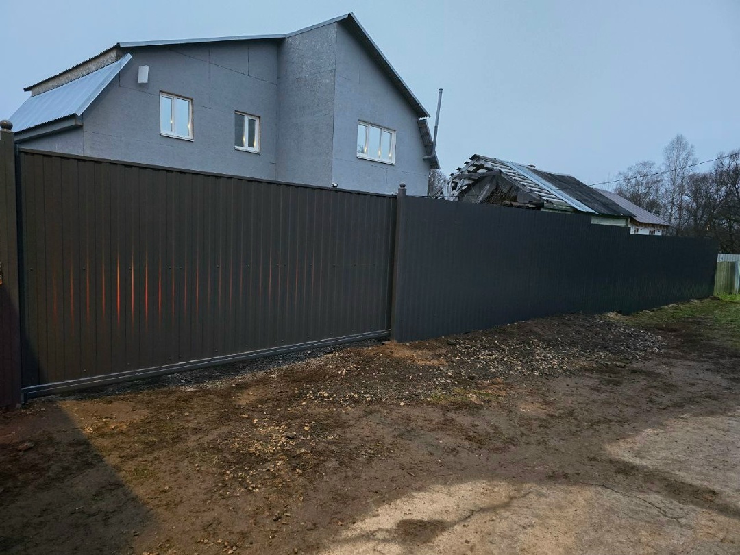 Глухой забор как защитить от ветра?