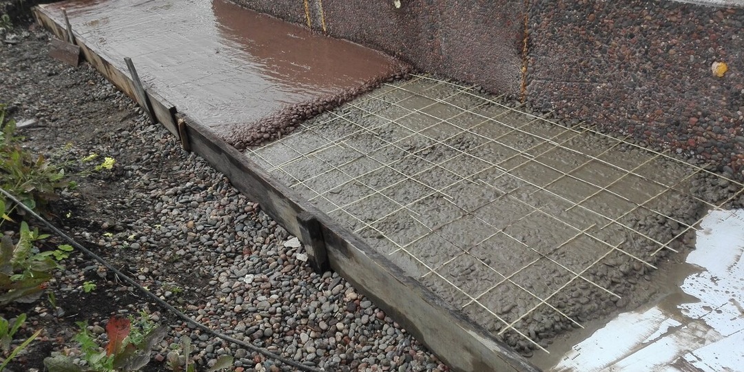 Поздравляю, вы закопали деньги в землю! Как строители разводят нас на дорогую отмостку?