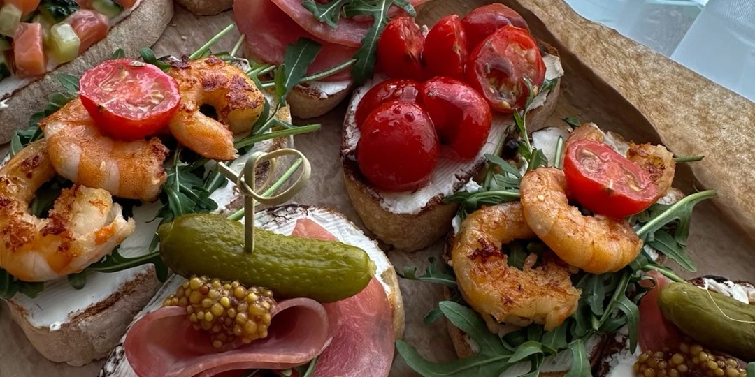 Забудьте о сложных ужинах: 14 идей для брускетт, которые спасут любой вечер