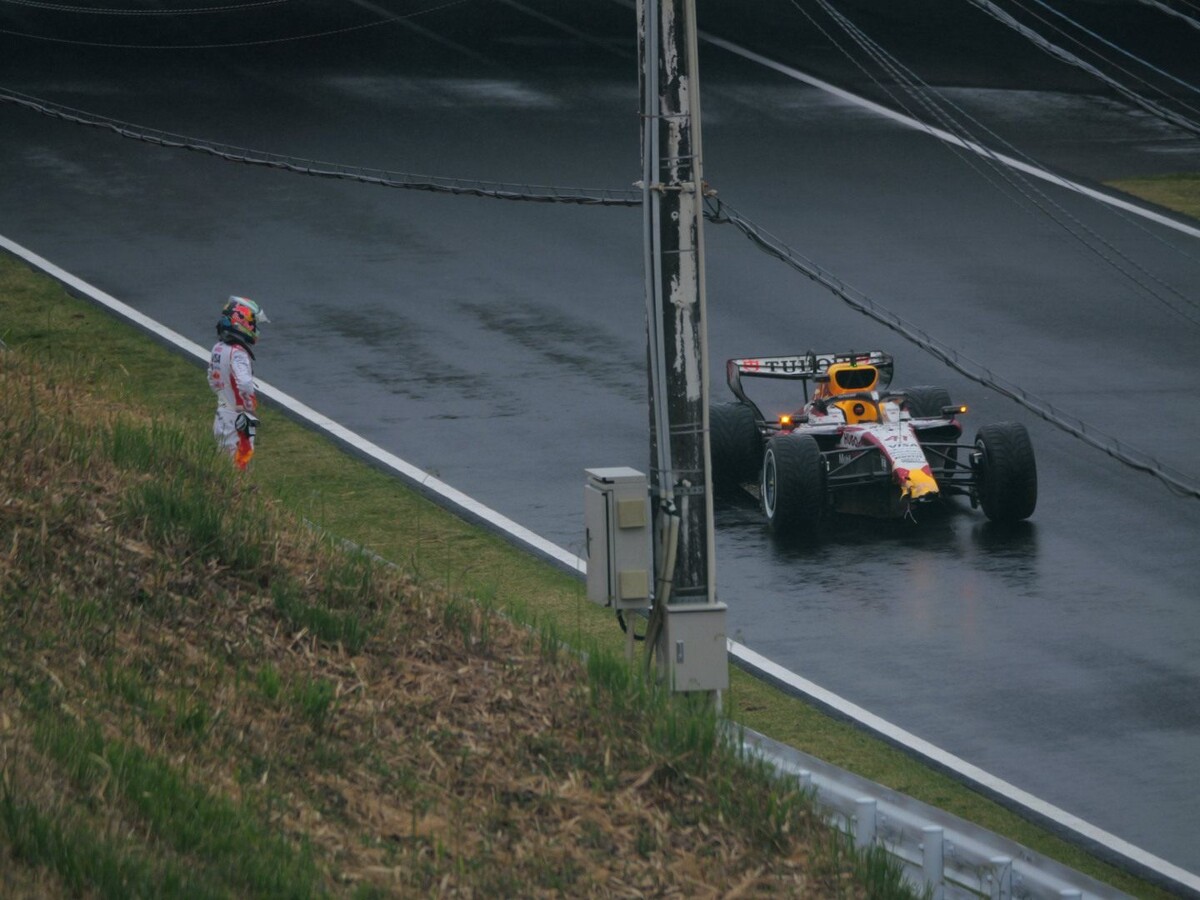    Арвид Линдблад разбил болид на шинных тестахФото: Соцсети