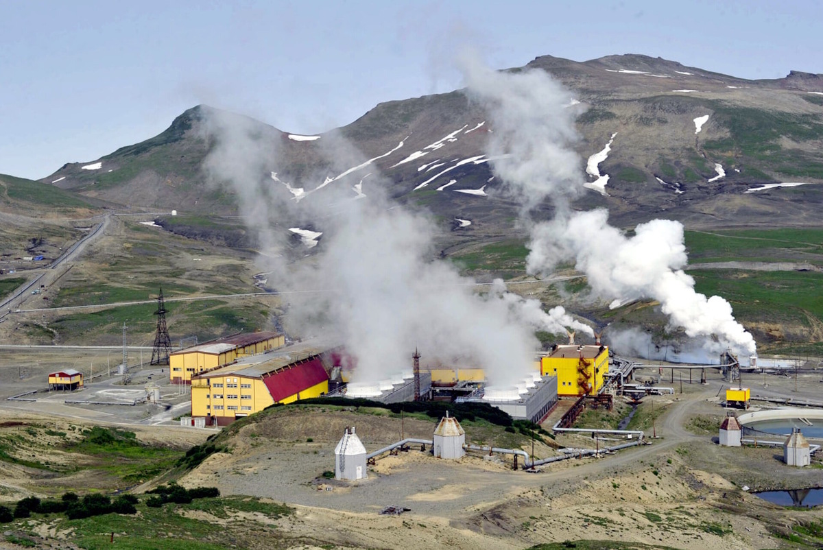    Выработанная электроэнергия выдаётся в энергосистему через комплектное распределительное устройство элегазовое (КРУЭ). Источник: официальный сайт ООО "Стройпанель".