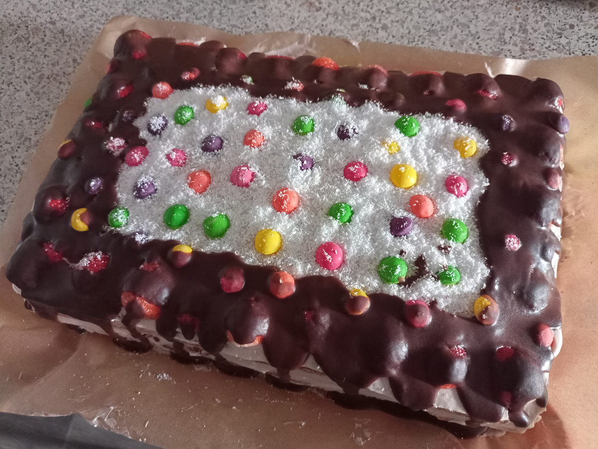 Классический бисквит, крем на основе творожного сыра.