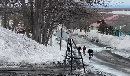 Слегка присыпанная вулканическим пеплом камчатская глубинка / скриншот кадра видео канал Владимира Солодова в Мах