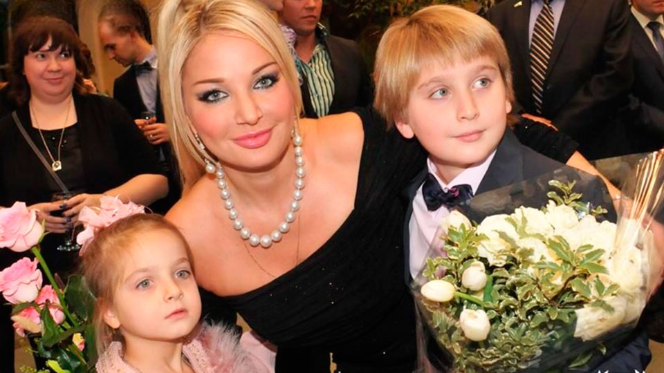 Мария Максакова со старшим сыном и дочкой