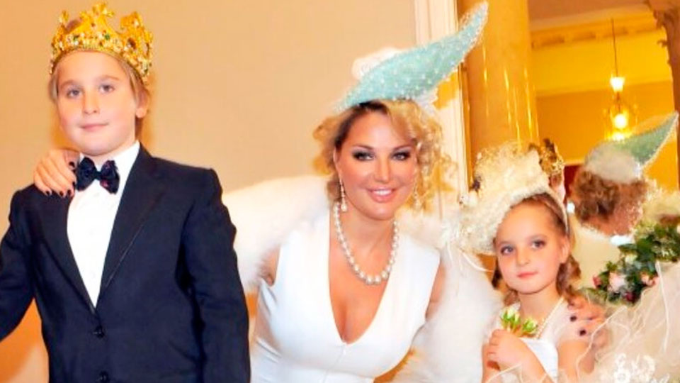 Мария Максакова со старшим сыном и дочкой