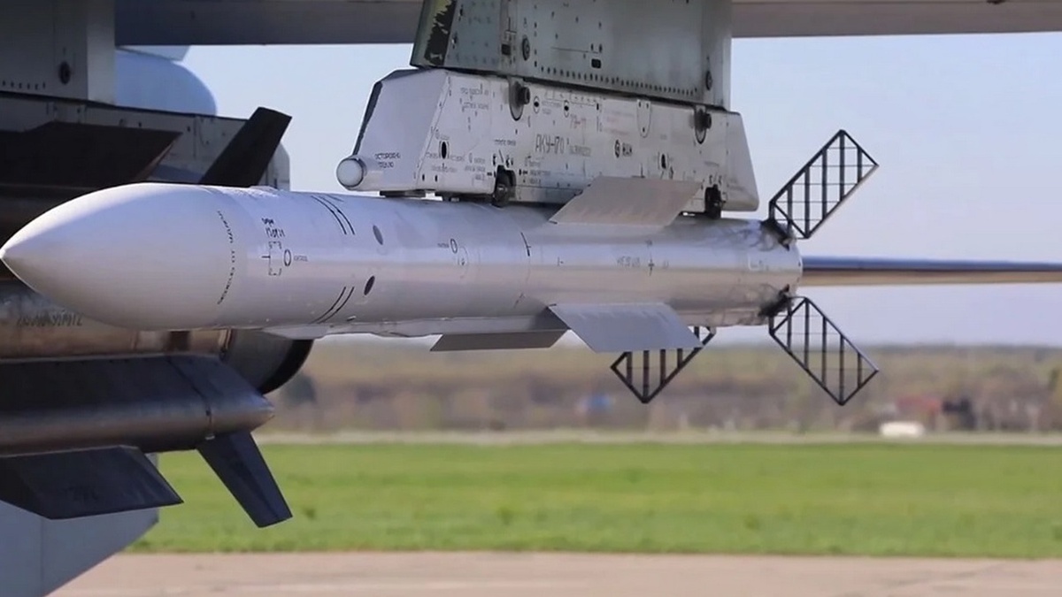 Ракета класса «воздух-воздух» Р-77. Найти фотографию новой «умной» ракеты Р-77М, которую создали для Су-35 пока нет возможности. 