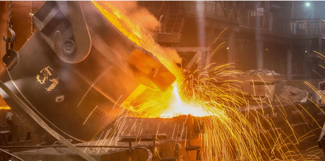 фото с 3erp.com. Здесь изображён следующий этап разливки - из транспортировочного ковша в изложницы. Но общее впечатление передаёт.