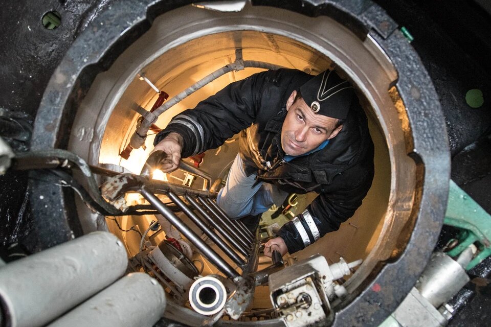 Чтобы быстро спускаться по лестнице нужна сноровка. Фото: Анна САДОВНИКОВА. 