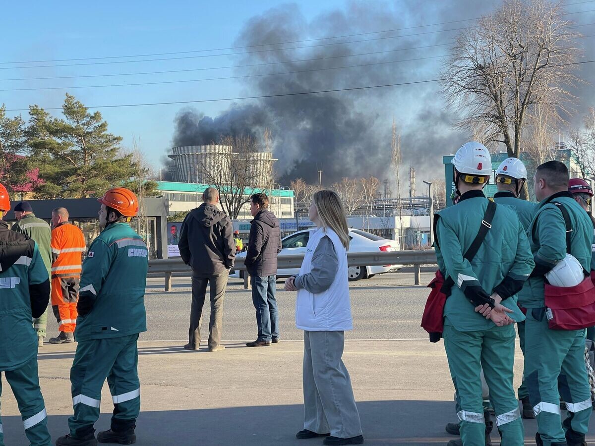    Сотрудники около территории завода "Нижнекамскнефтехим", где произошел пожар | © РИА Новости / Антон Катушенок