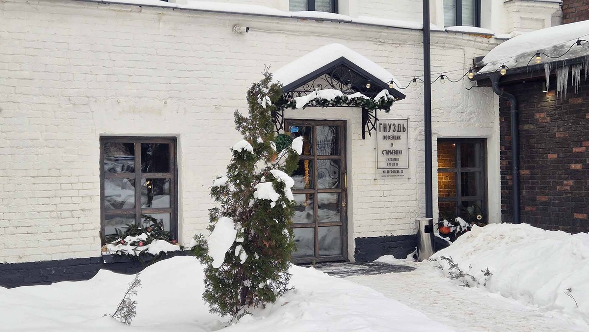 Кофейню и антикварную лавку "Гнуздь" открыла семья предпринимателей из москвы. Ранее супруги создали музей "Конь в пальто" в Переславле-Залесском